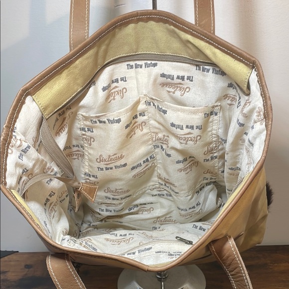 Sixtease Chic Cream and Black Tote with Key Accent - Picture 9 of 12